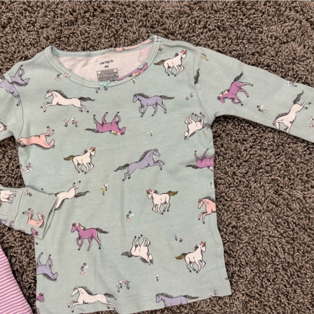 4 piece Carter’s unicorn girls pajama bundle, size 4 - Picture 3 of 8